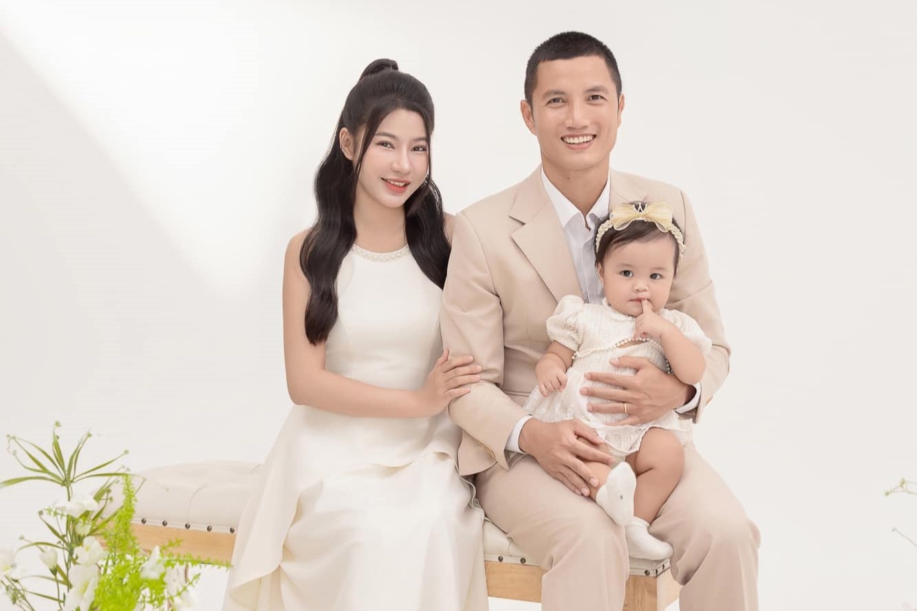 Dinh Trieu ky niem ngay cuoi, Van Hau dang anh ben vo dip 14/2 hinh anh