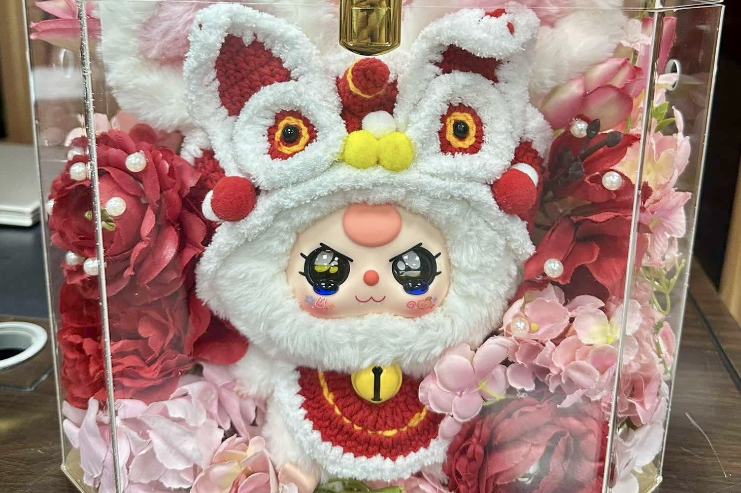 Mua 60 'be ba' choi chan, nguoi phu nu TP.HCM doi lay ta giay, dau gio hinh anh