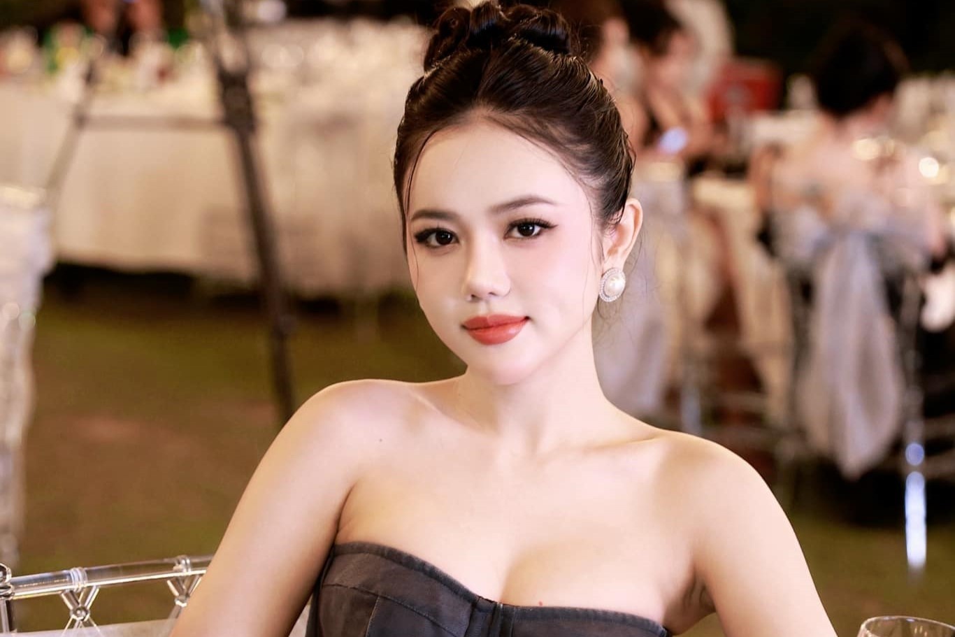 Ban gai tin don cua Xemesis thong bao chia tay luc nua dem hinh anh