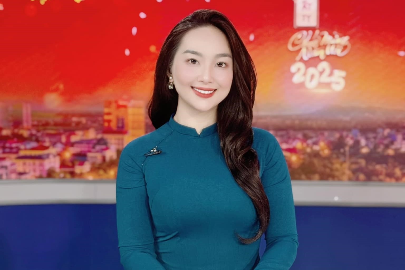Chan dung nu MC duoc khen 'xinh nhat Dai TH Nghe An' hinh anh