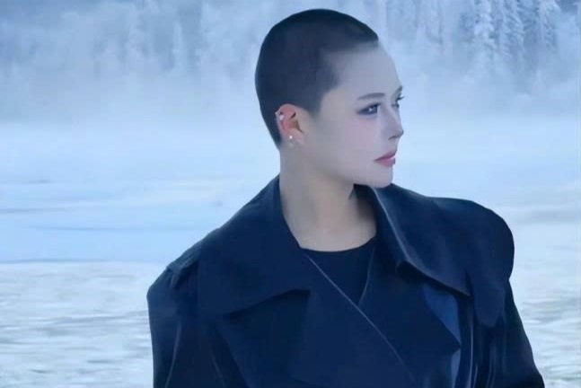 KOL tai tieng Trung Quoc khoe 'khong lam gi' van kiem 41.000 USD/ngay hinh anh