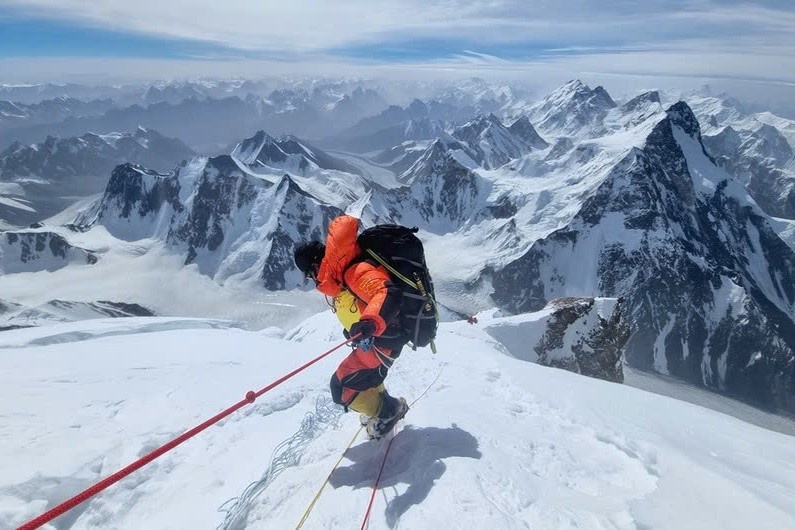 Tuyp kem danh rang cuu song thanh nien lac 10 ngay tren nui cam hinh anh