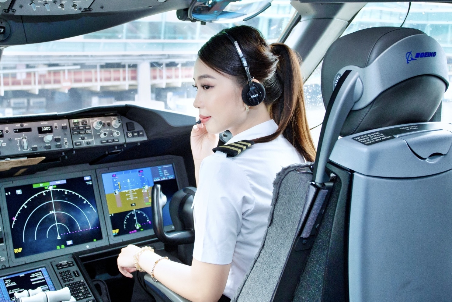 Nu phi cong Gen Z: Tu tiep vien hang khong den co pho o tuoi 23 hinh anh