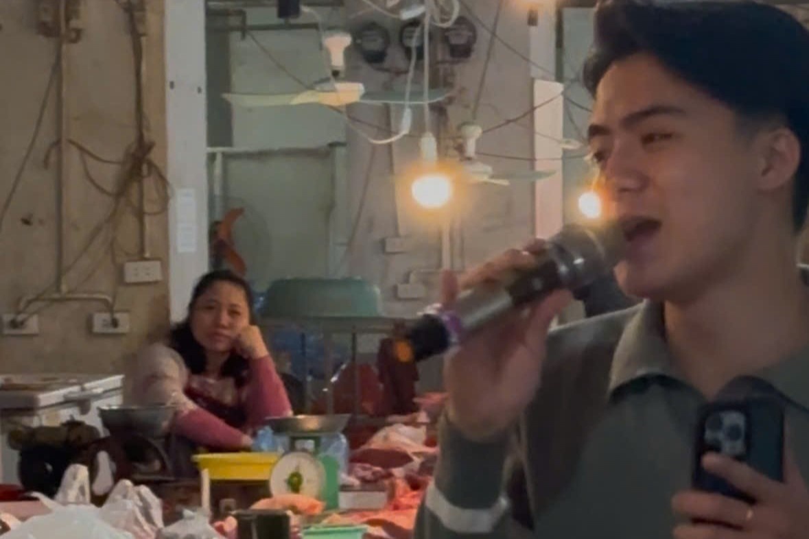 Clip chang trai hat tang cac co ban hang o cho nhan ngay 8/3 gay sot hinh anh