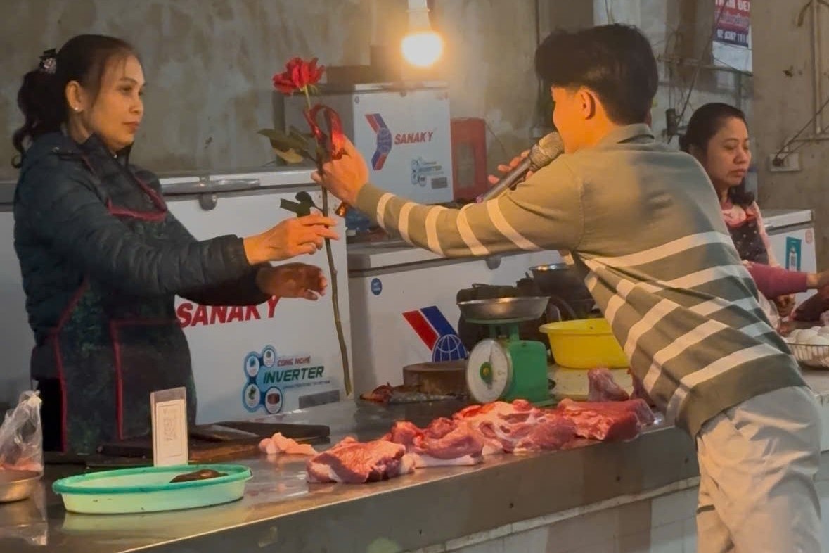 Clip chang trai hat tang cac co ban hang o cho gay sot hinh anh