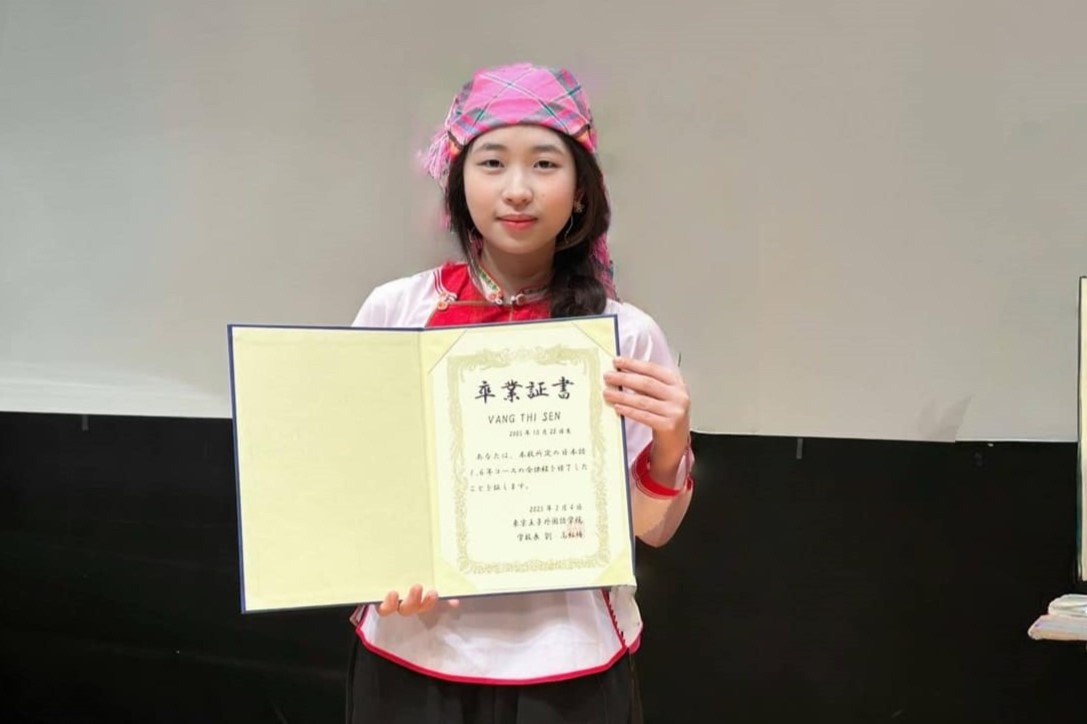 Co gai dan toc o Lai Chau gay sot khi nhan bang o Nhat hinh anh