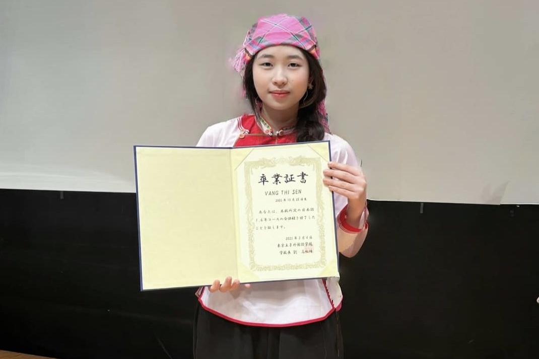 Co gai Viet mac do dan toc Giay nhan bang tot nghiep o Nhat Ban hinh anh