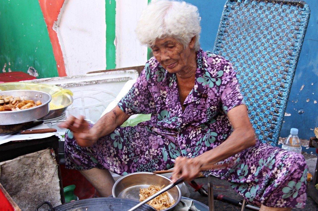 Dau bep toc bac 40 nam lam mon nhieu nguoi thich o via he TP.HCM hinh anh