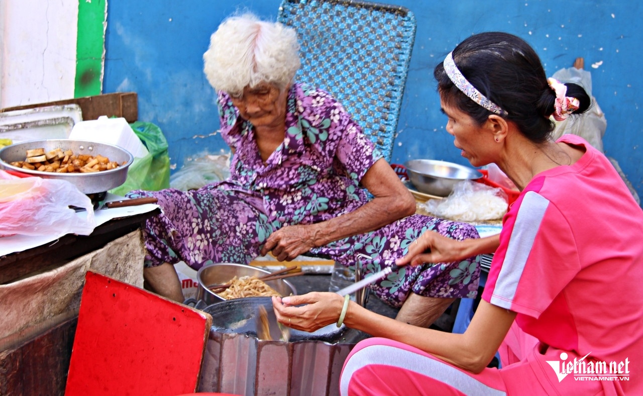 cu ba ban banh TP.HCM anh 3