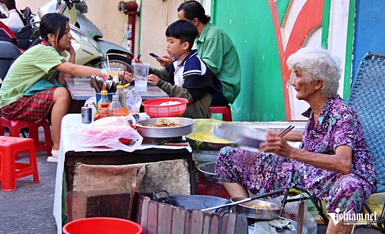 cu ba ban banh TP.HCM anh 4