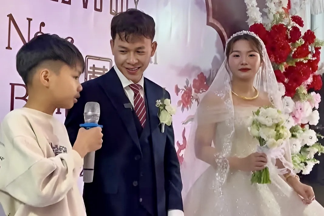 Em trai nghen ngao o dam cuoi chi gai, noi cau khien hoi hon bat cuoi hinh anh