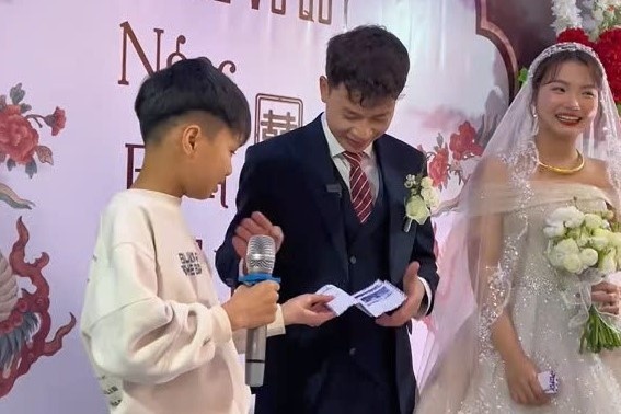 Em trai khoc o dam cuoi chi gai, dan do anh re cham soc vo hinh anh