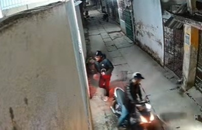 Vo xem camera, ngo ngang thay chong va nguoi yeu cu cua minh truoc cua hinh anh