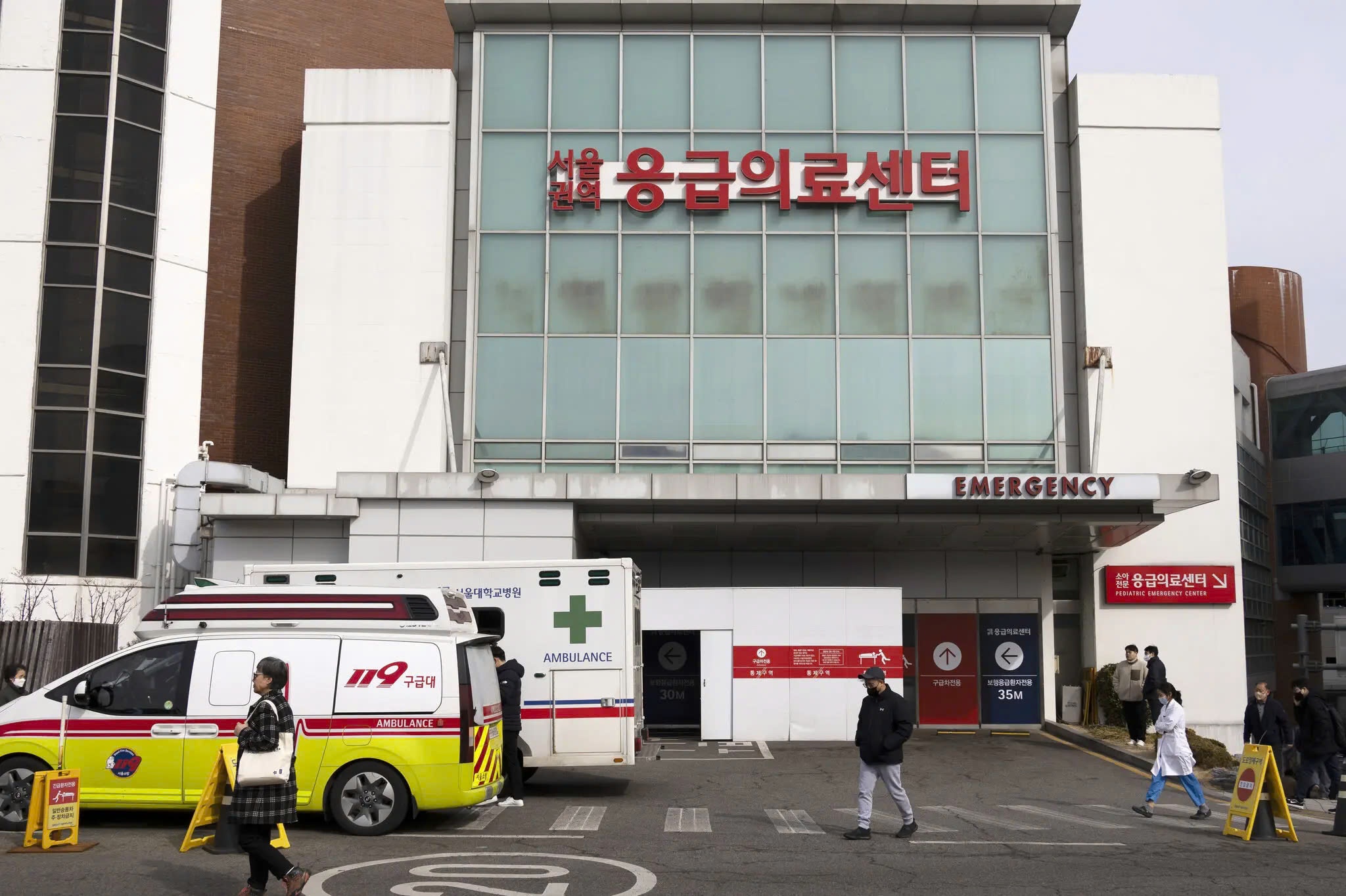 San phu Viet de con tren xe cap cuu vi bi 13 benh vien o Han tu choi hinh anh