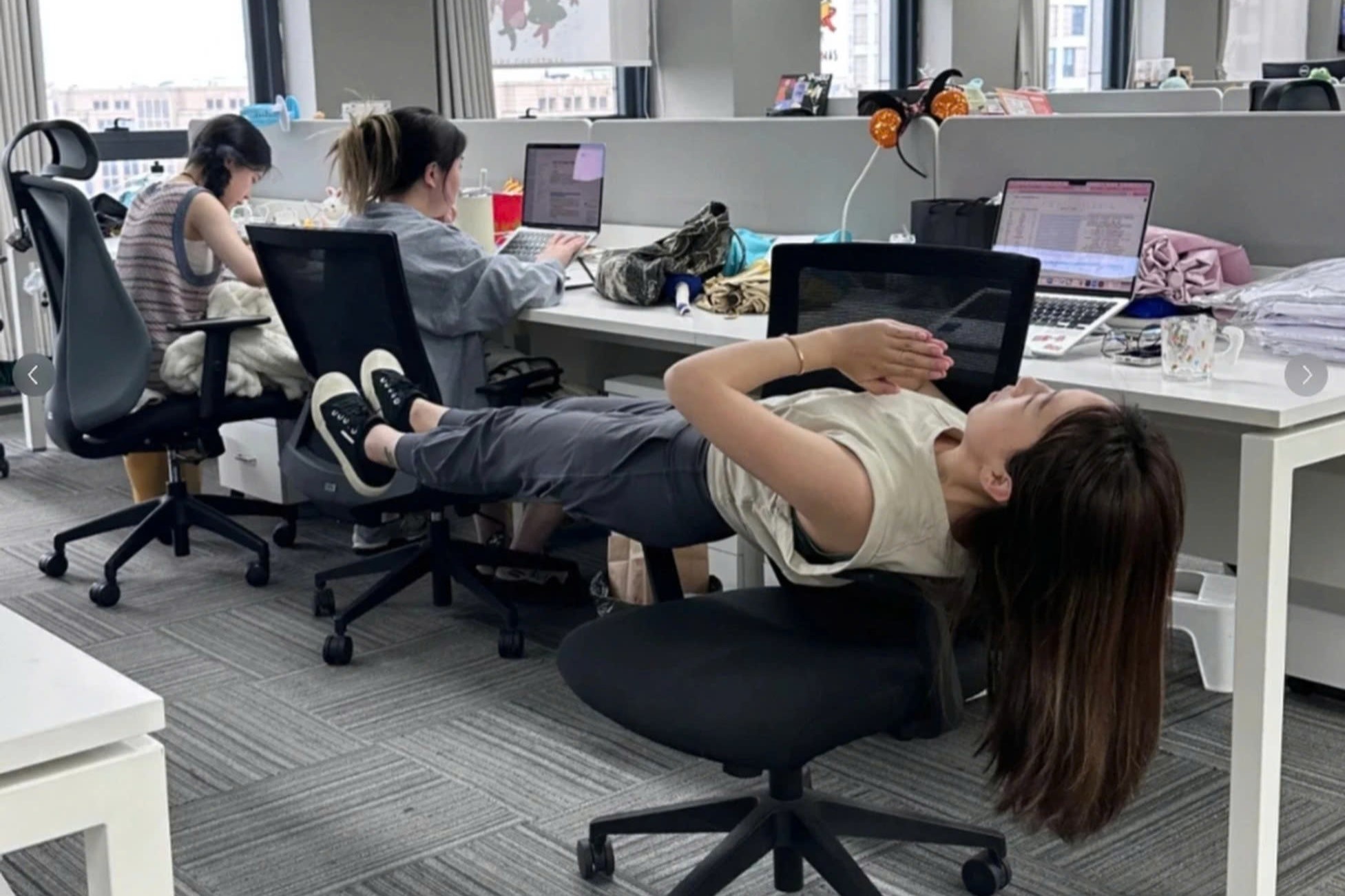 Dau cham het cua van hoa 'lam viec den chet' o Trung Quoc hinh anh