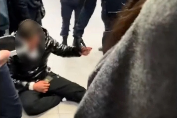 3 nu sinh Trung Quoc gay sot vi truy bat ke giat dien thoai o Italy hinh anh