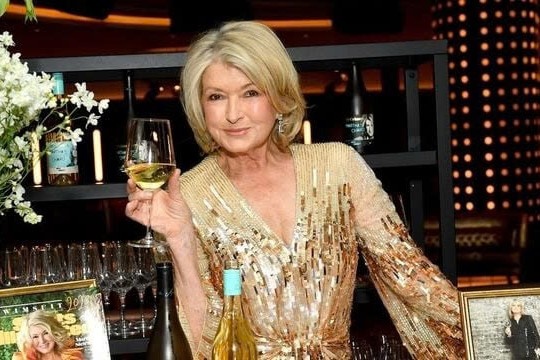 Cu ba U90 tiet lo bi quyet da cang min: Uong mot loai nuoc moi sang hinh anh