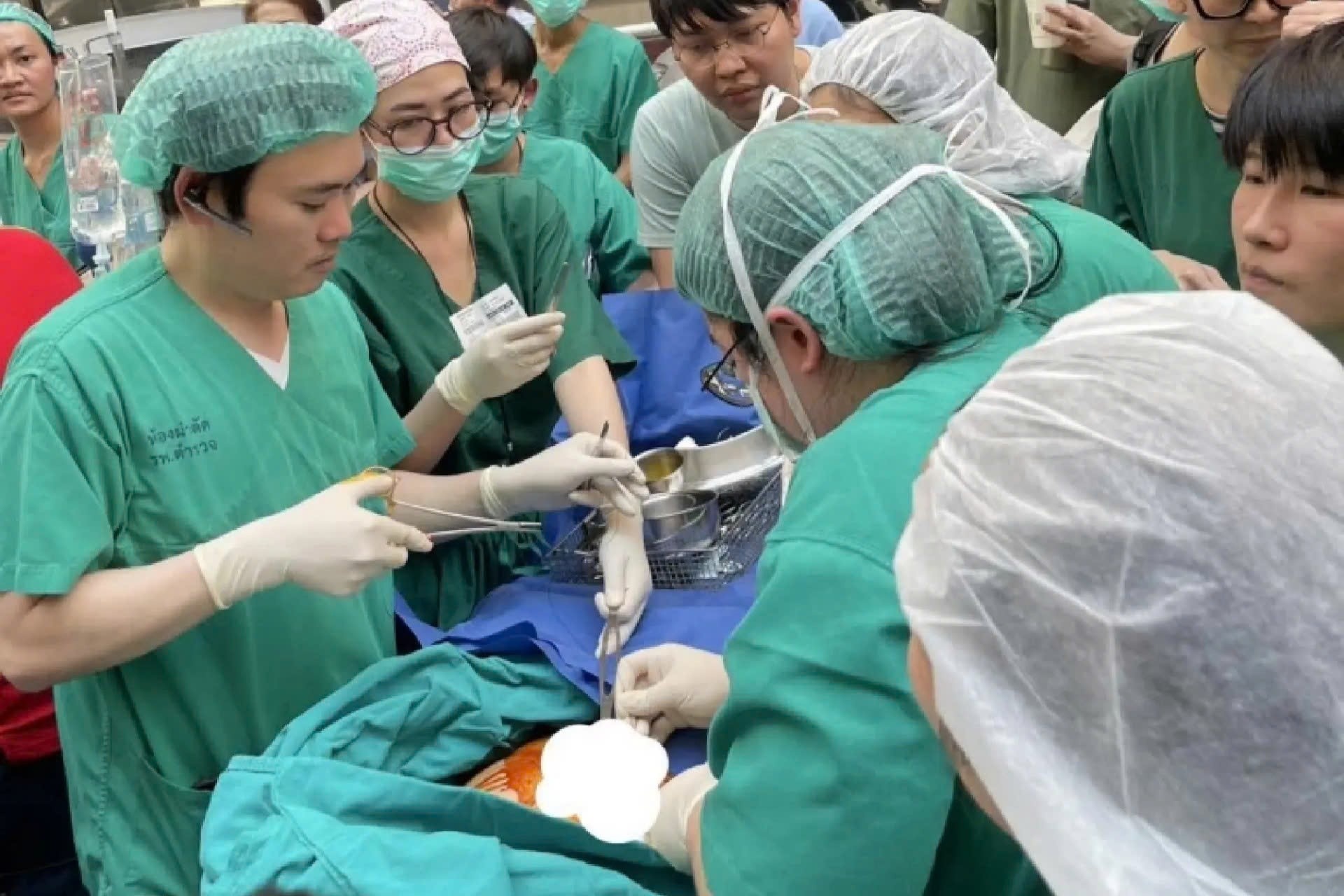 Bac si Thai Lan khau vet mo cho benh nhan ngoai troi khi dong dat hinh anh