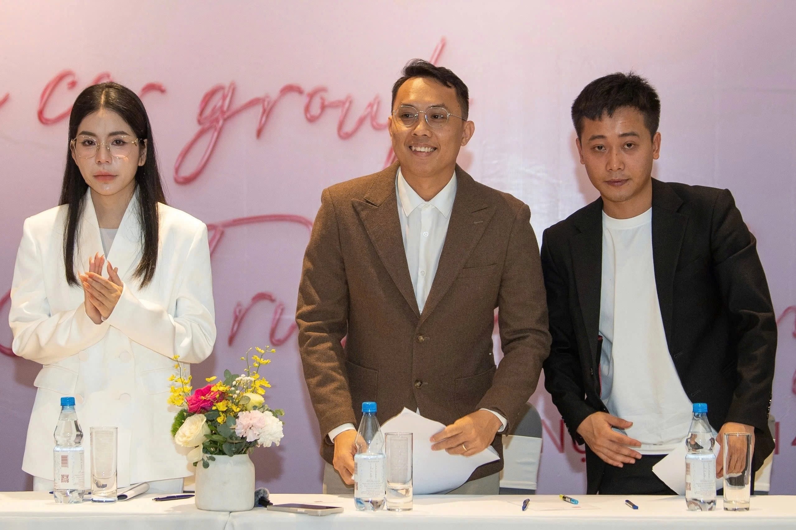 Quang Linh Vlogs va Hang Du Muc 'bien mat'? hinh anh