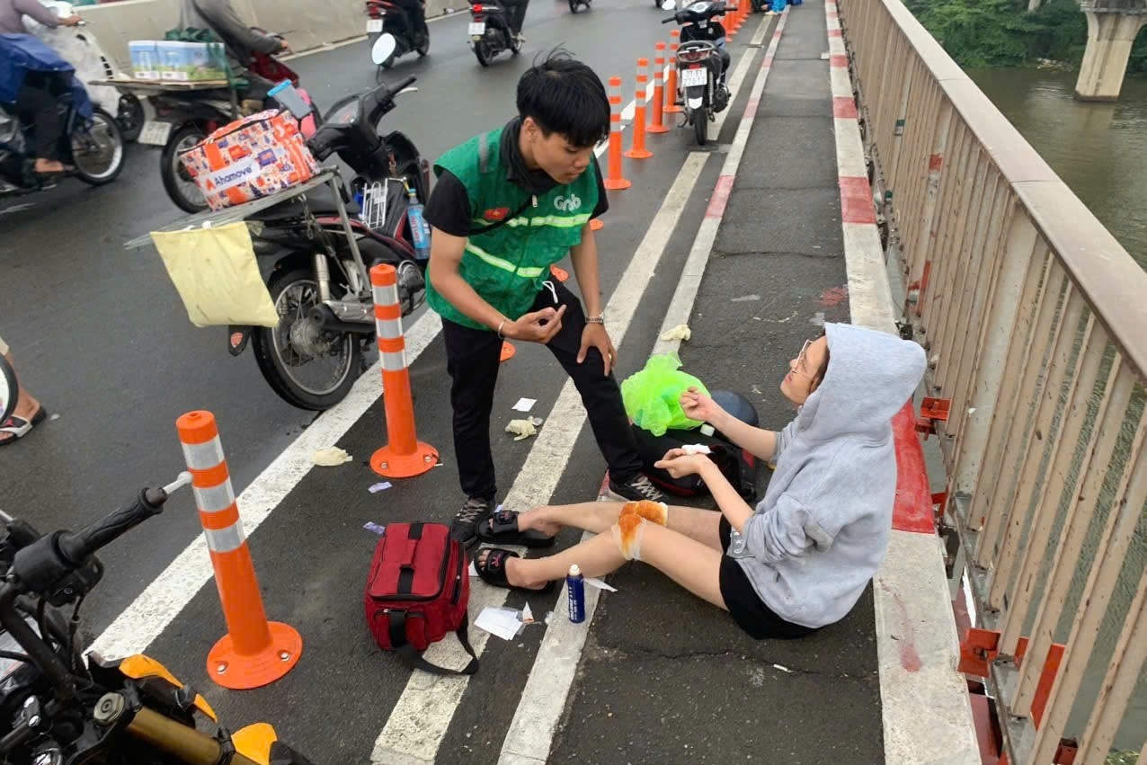 Hang chuc nguoi di xe may te nga tren cau Sai Gon do mua lon hinh anh