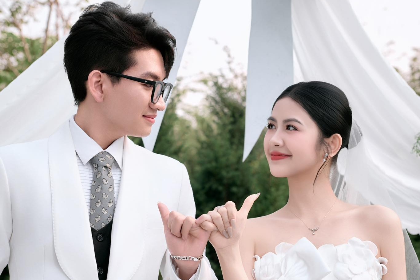 Yeu 3 thang, chang trai moi biet ban gai la hot girl noi tieng hinh anh