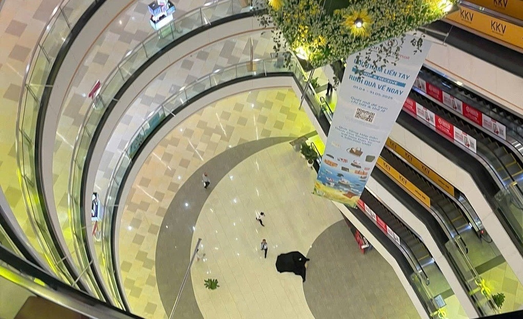 Dong thai cua cac thuong hieu o Van Hanh Mall sau 2 vu roi lau tu vong hinh anh