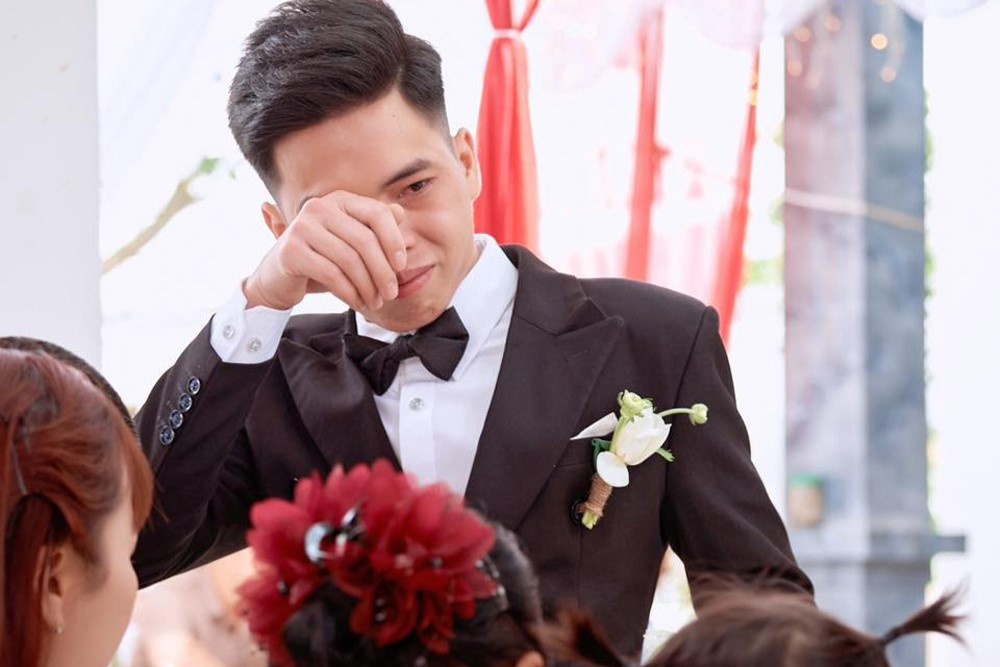 Chu re bat khoc trong dam cuoi, phia sau la chuyen that long hinh anh