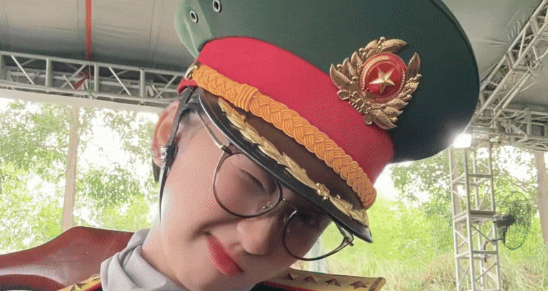 Nữ quân nhân được ví như 'Kim Seon Ho phiên bản nữ'