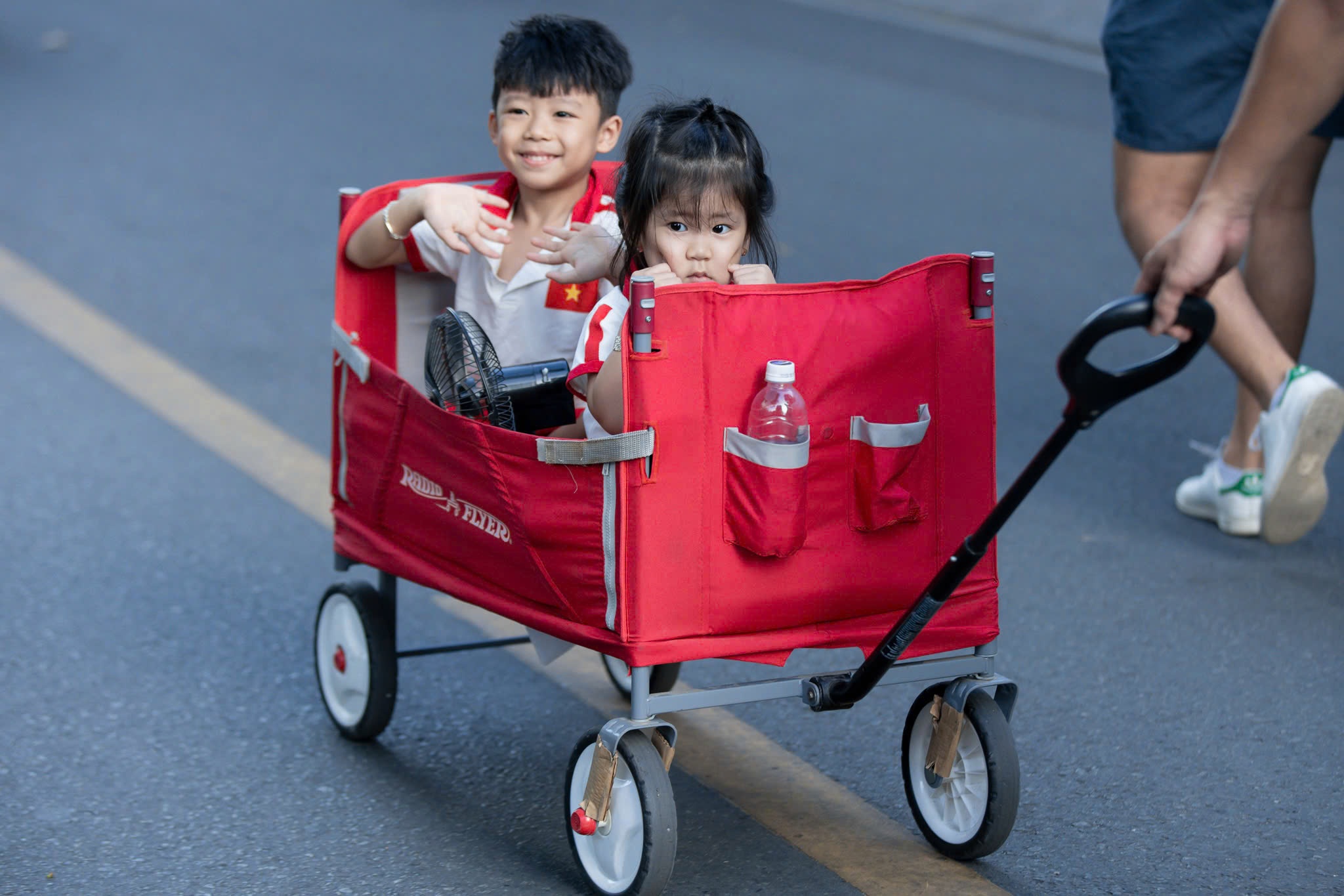 Nguoi dan phat nuoc tiep suc cho chien si hop luyen dieu binh o TP.HCM hinh anh