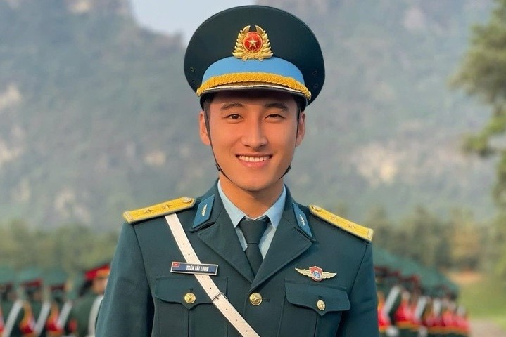 Danh tinh quan nhan duoc tim kiem khap MXH dip dieu binh 30/4 hinh anh