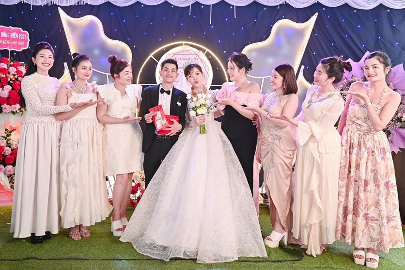 Cuoi em trai cua sep, co gai nghen ngao nghe 7 chi chong nhan nhu hinh anh