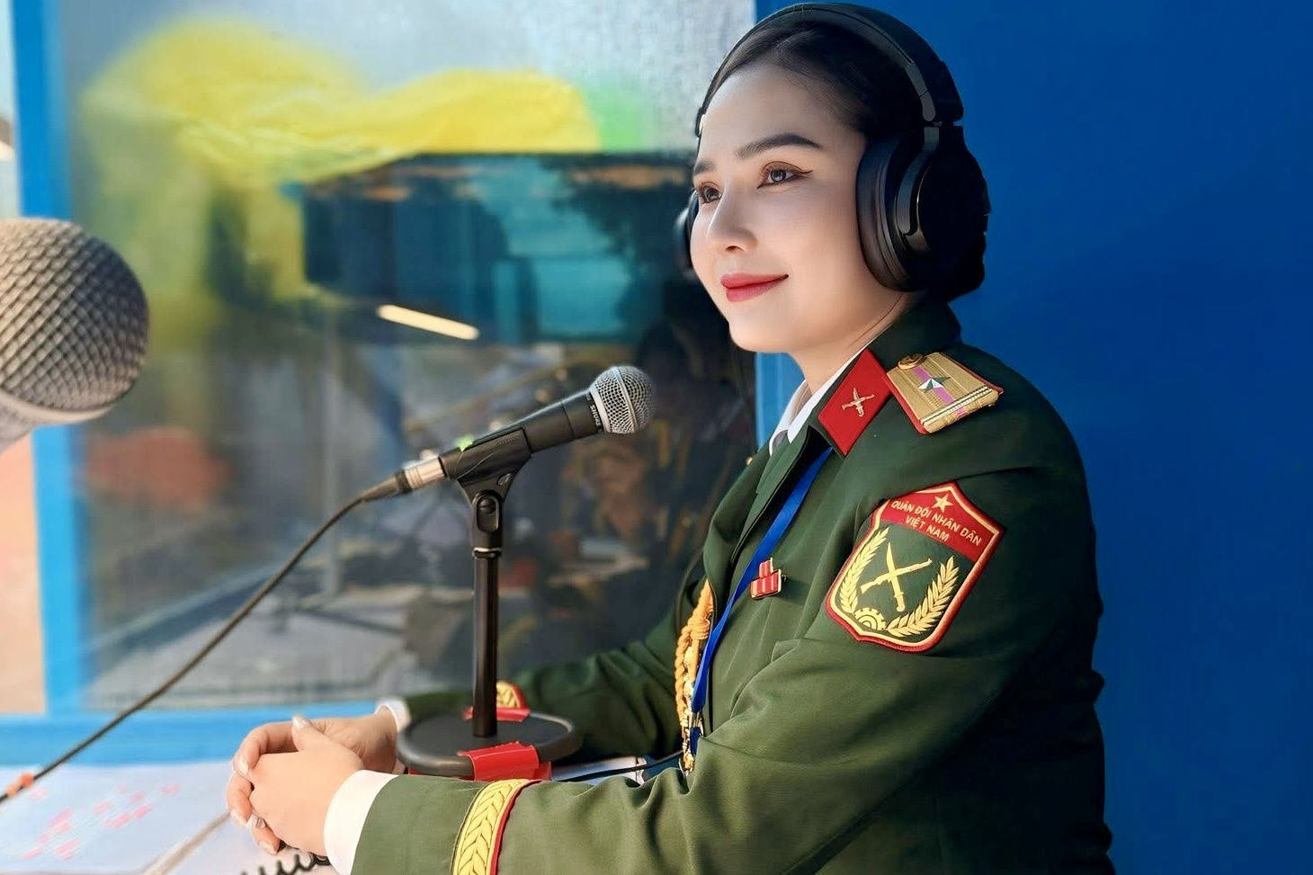 Chan dung nu thieu ta co giong doc am ap o hai dai le 30/4, 2/9 hinh anh