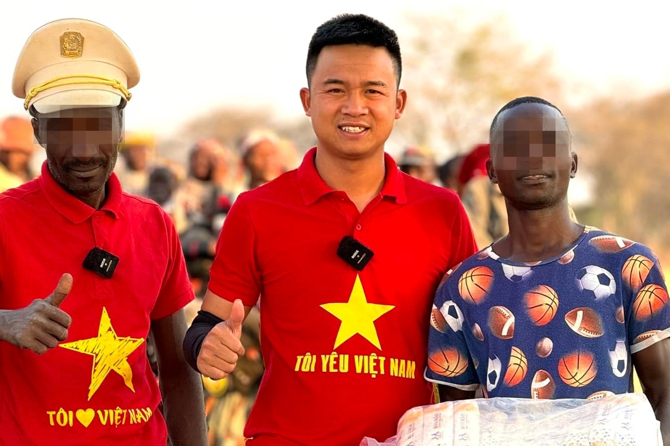 Dong thai gay tranh cai cua thanh vien team Quang Linh Vlogs hinh anh