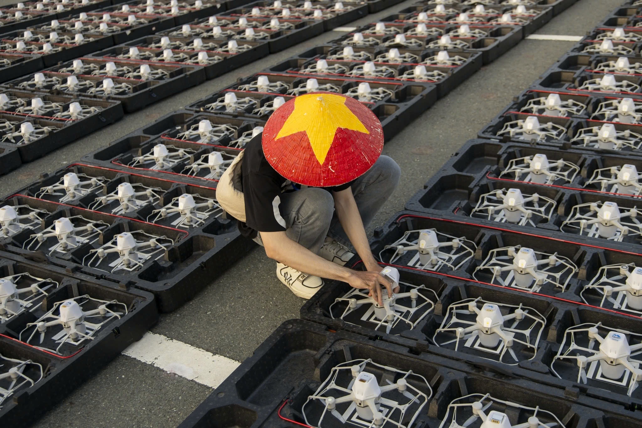 Van chua tim du drone bi roi sau dem bieu dien 30/4 o TP.HCM hinh anh