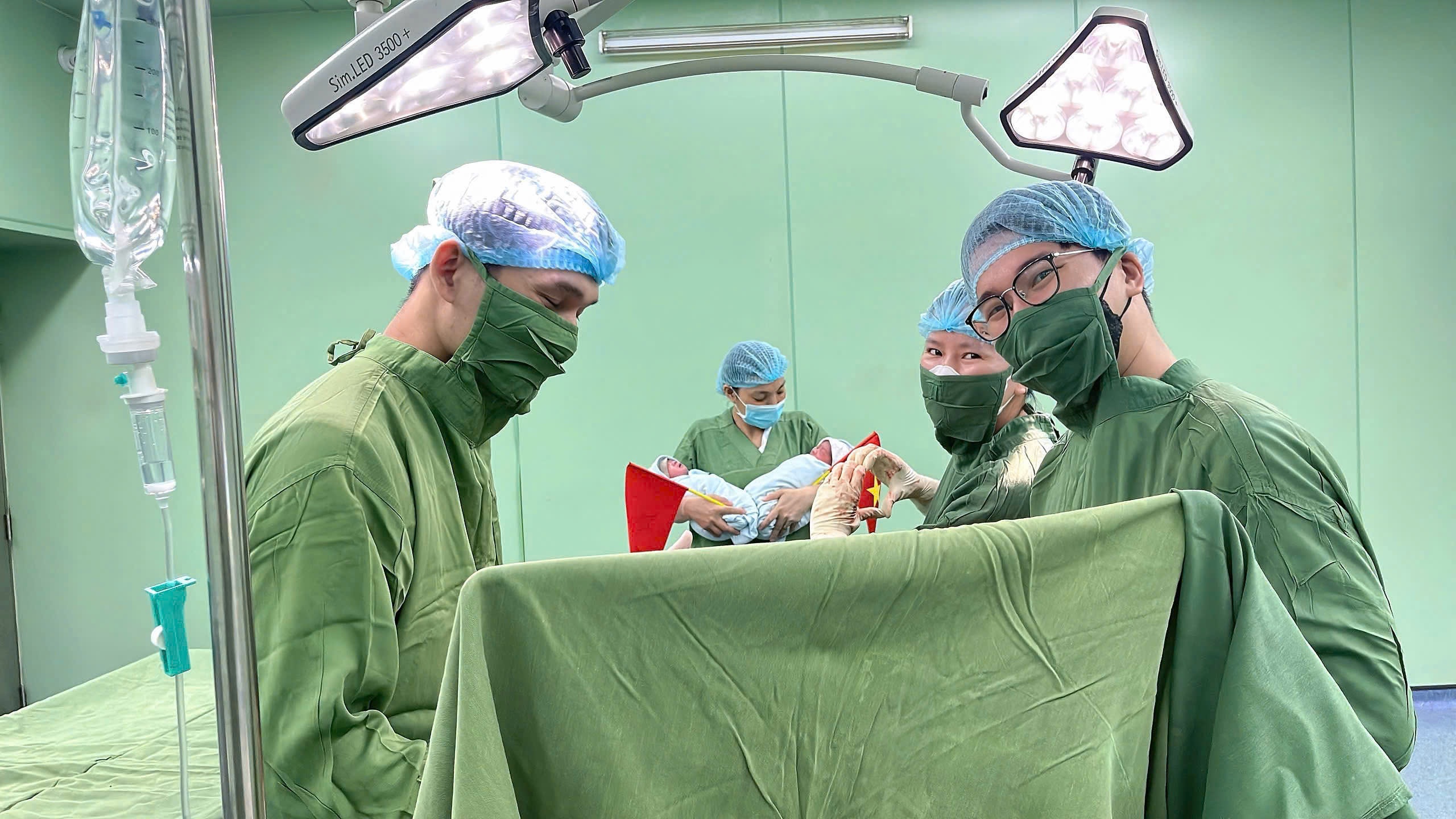Thong Nhat va Hoa Binh anh 1
