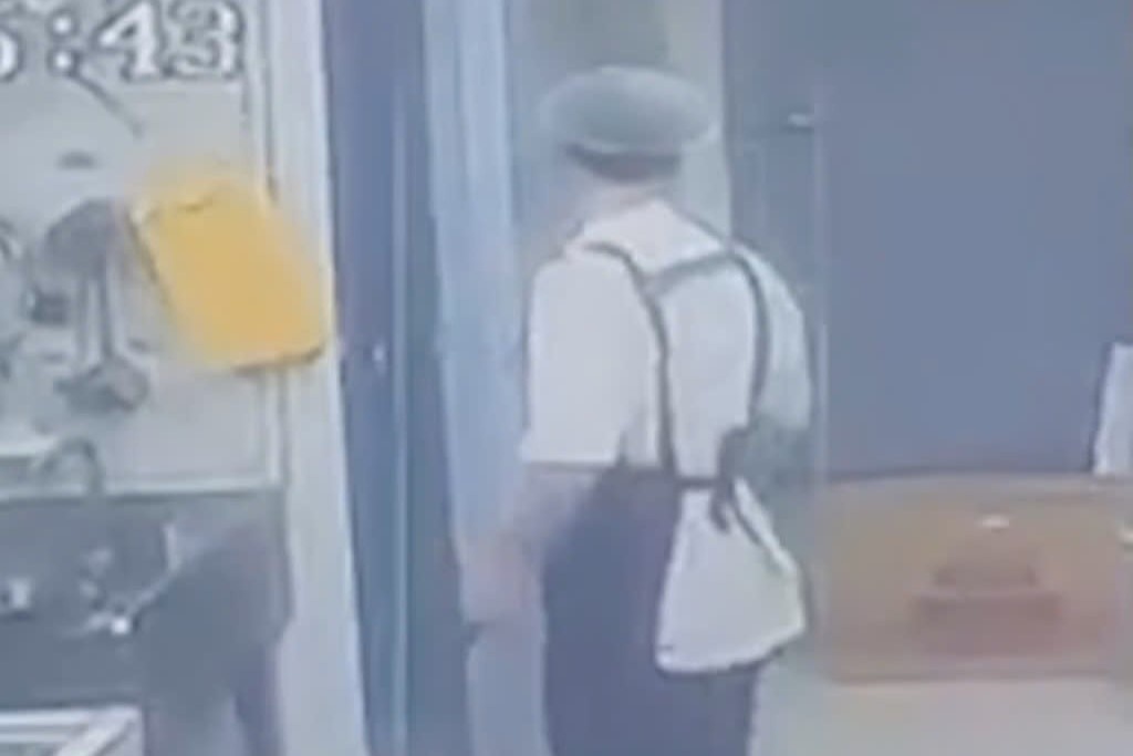 Bi dong nghiep choi kham nhot vao kho lanh -18 do C o Trung Quoc hinh anh