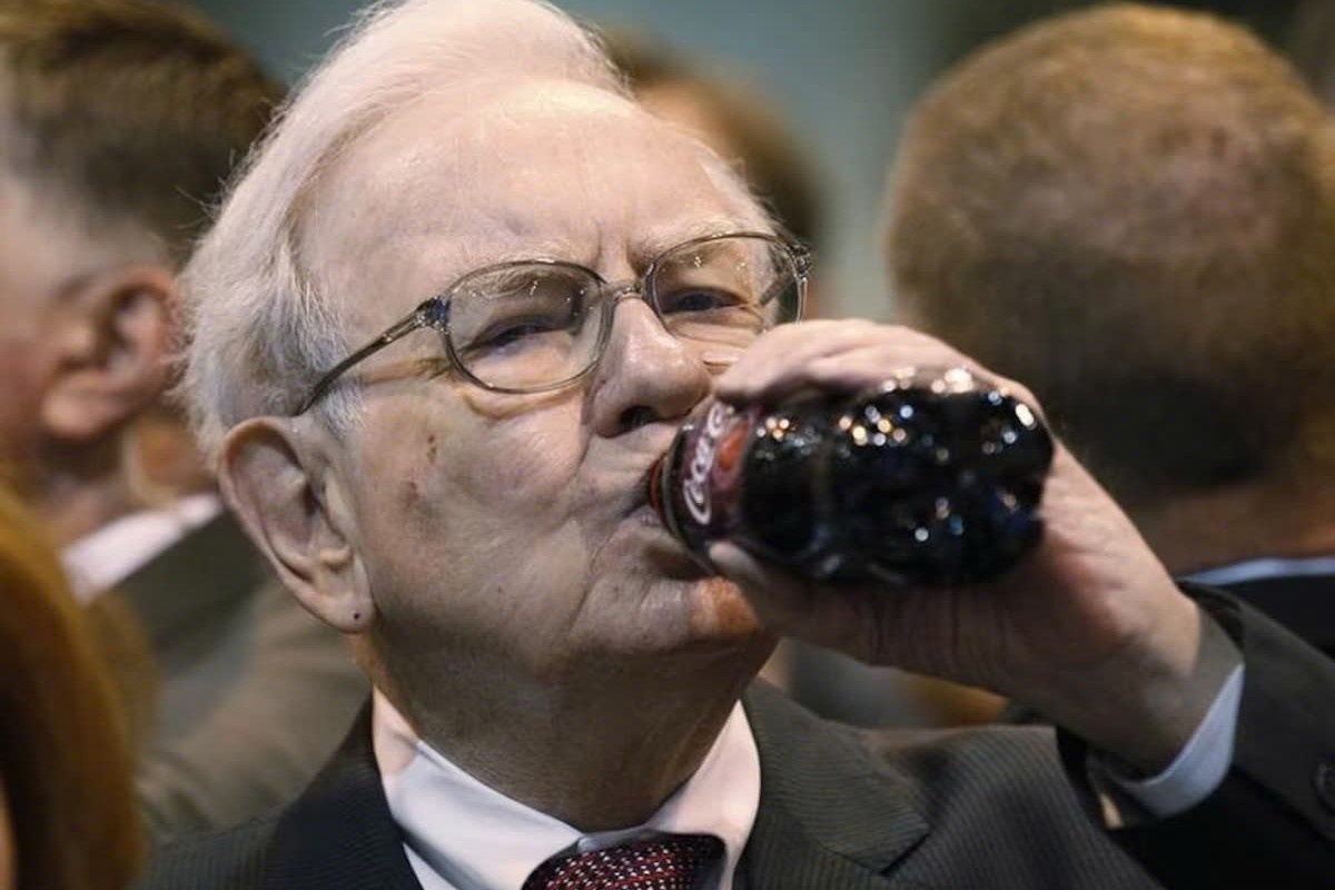 Ty phu Warren Buffett me an vat, uong Coca o tuoi 94 hinh anh