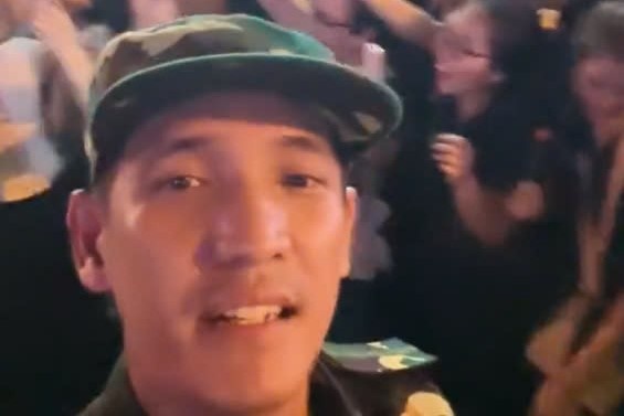 Dai uy Lao noi tieng Viet hut trieu view hinh anh