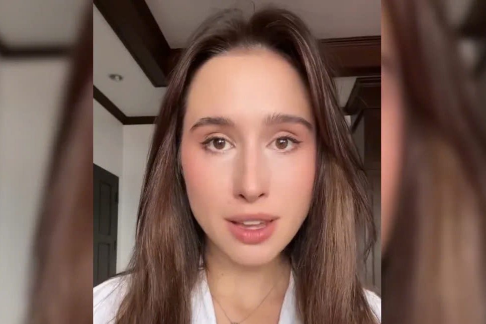 Vlogger so thot tim khi nhin xuong gam giuong khach san o Nhat Ban hinh anh