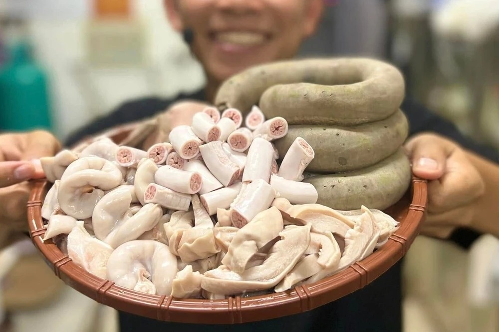 Chu cac quan long 'keu cuu' giua on ao long xe dieu hinh anh