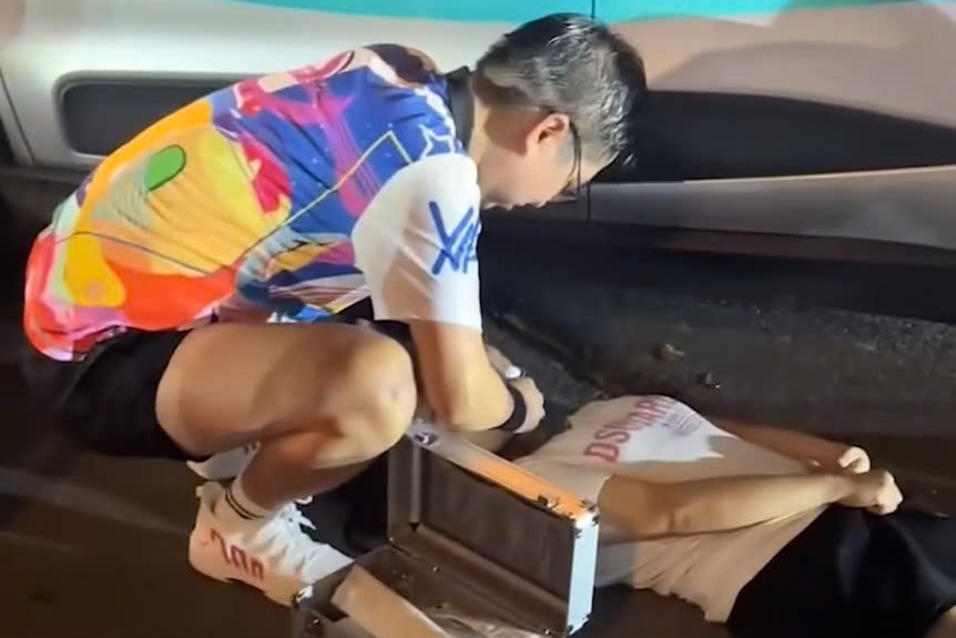 Bac si tinh co cuu co gai bi tai nan, nam co giat tren duong hinh anh