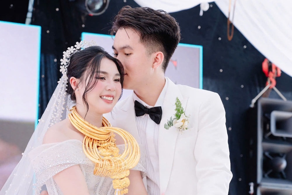 'Thieu gia tiem vang' cuoi 'tieu thu vua gao', bo me mung 30 cay vang hinh anh