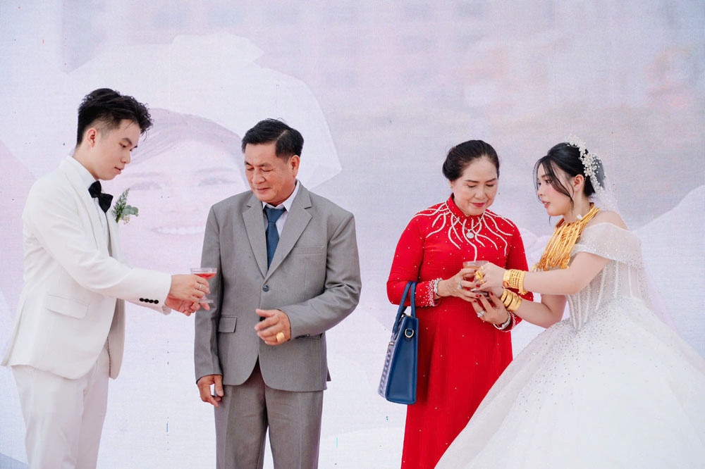 Dam cuoi ngap vang anh 4