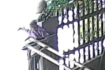 Clip cu ba 90 tuoi treo cong di choi hinh anh