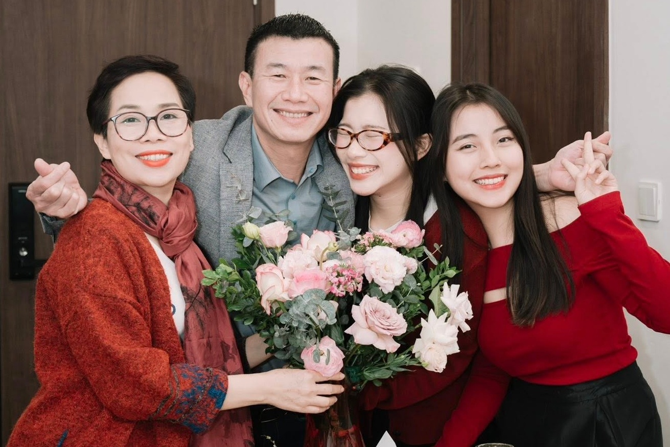 Gia dinh TikToker trieu view bi tay chay sau clip 'doi tai nghe' hinh anh