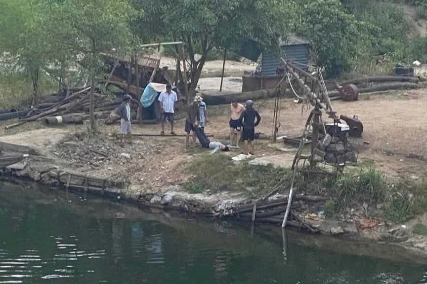 Danh tinh 'nguoi hung' cuu co gai nhay song, roi lang le roi di hinh anh