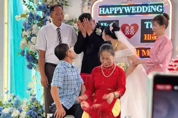 Video chu re khoc nuc no trong dam cuoi hinh anh