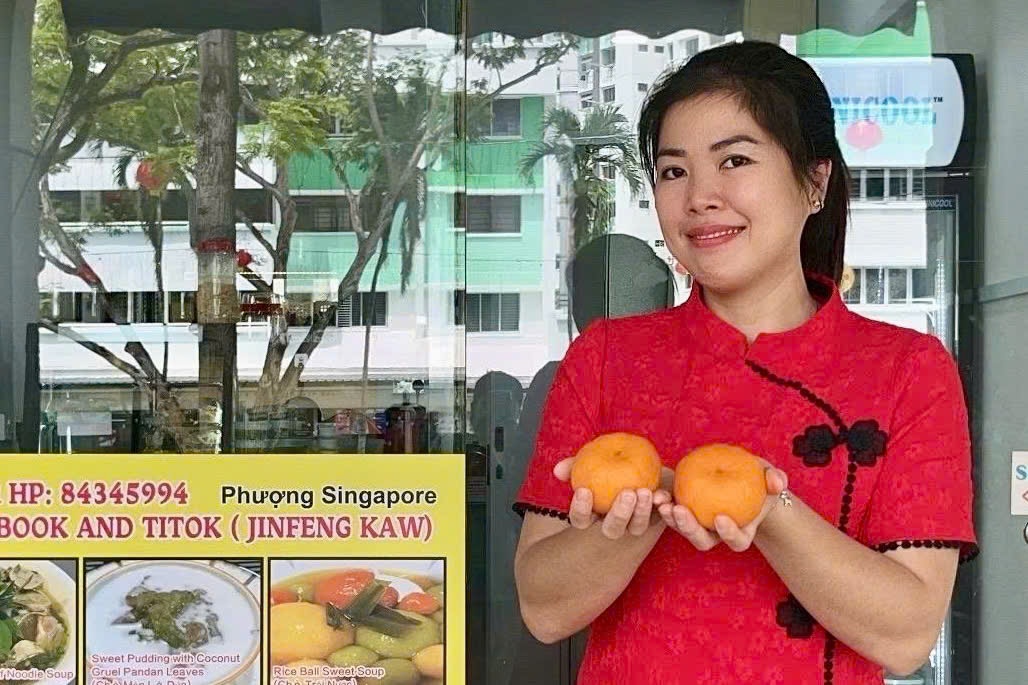 Phuong Singapore buc xuc khi bi cac TikToker Viet 'cham diem' mon an hinh anh