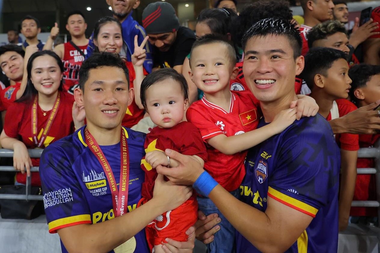 Cam xuc cau thu Viet Nam sau chien thang MU: 'Trai nghiem dang quy' hinh anh