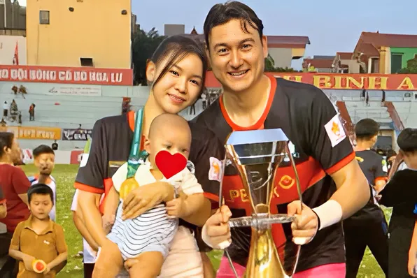 Yen Xuan be con ra san an mung Van Lam nang cup vo dich hinh anh